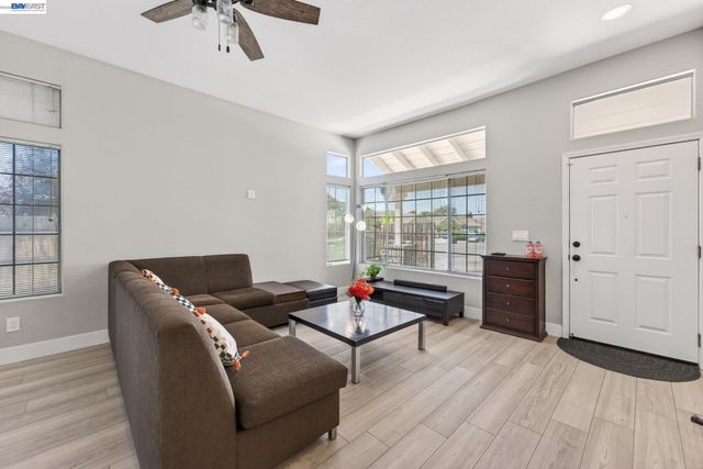 250 Fox Meadow Ct, Tracy, CA 95376