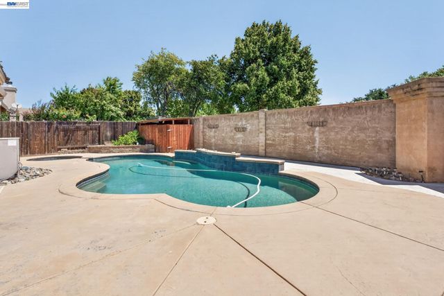 250 Fox Meadow Ct, Tracy, CA 95376