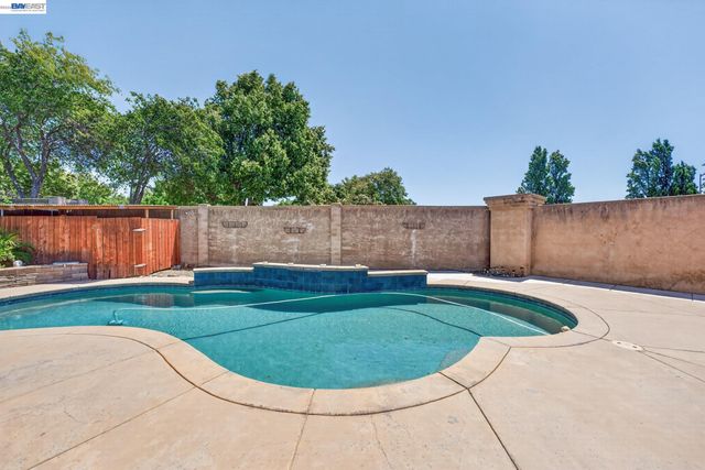 250 Fox Meadow Ct, Tracy, CA 95376