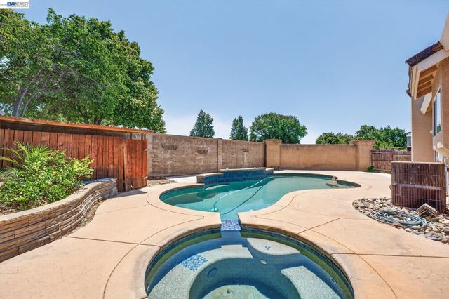 250 Fox Meadow Ct, Tracy, CA 95376