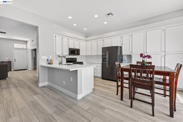 250 Fox Meadow Ct, Tracy, CA 95376