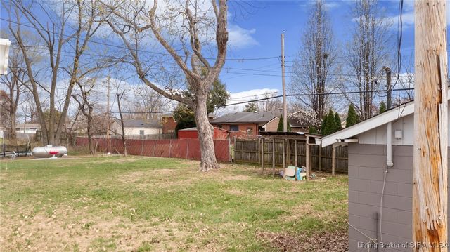 118 W LEWIS AND CLARK PKWY, Clarksville, IN 47129