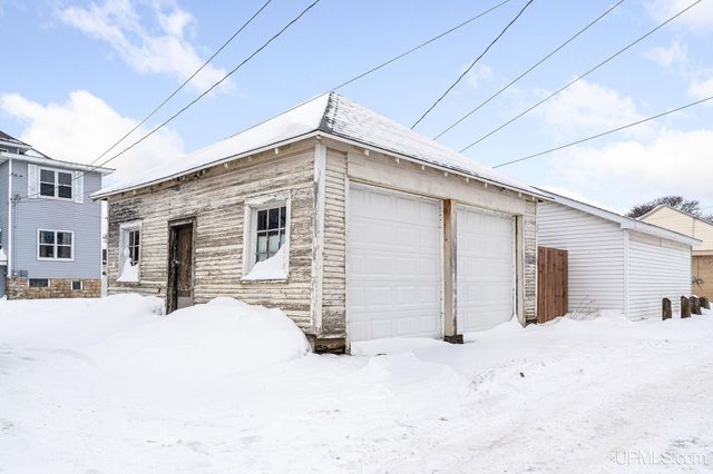 1114 S 1st Avenue, Escanaba, MI 49829