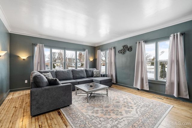 1114 S 1st Avenue, Escanaba, MI 49829