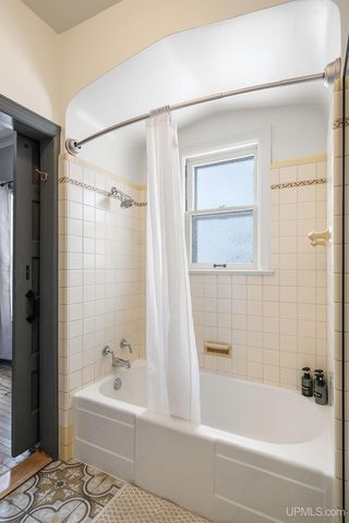 1114 S 1st Avenue, Escanaba, MI 49829