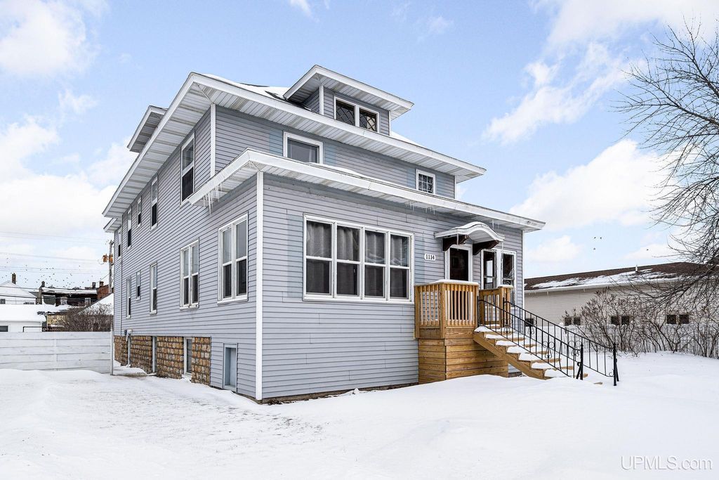 1114 S 1st Avenue, Escanaba, MI 49829