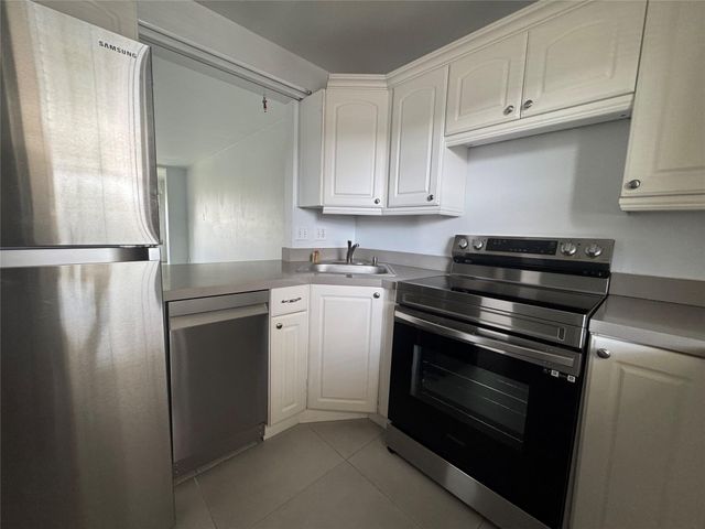 9235A Lagoon Pl 310, Davie, FL 33324