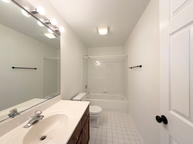 736 N Gary Avenue 207, Carol Stream, IL 60188