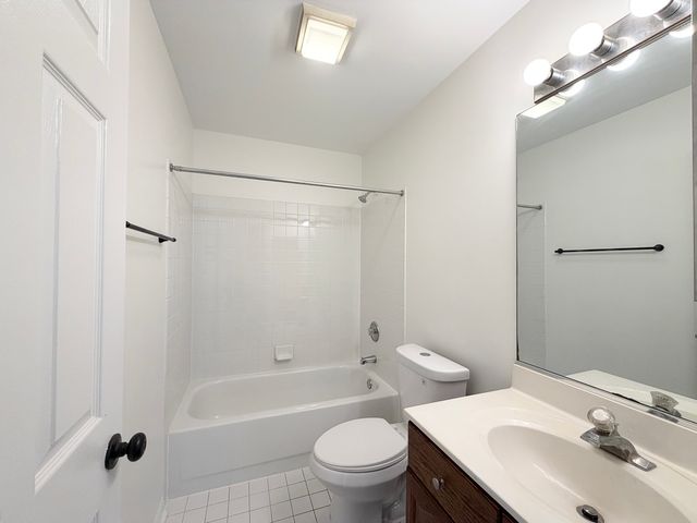 736 N Gary Avenue 207, Carol Stream, IL 60188