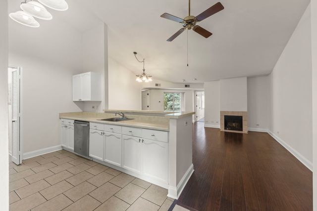 736 N Gary Avenue 207, Carol Stream, IL 60188
