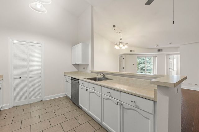 736 N Gary Avenue 207, Carol Stream, IL 60188