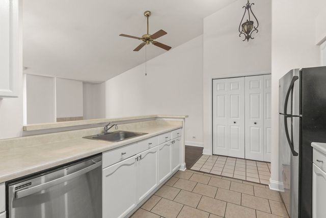 736 N Gary Avenue 207, Carol Stream, IL 60188