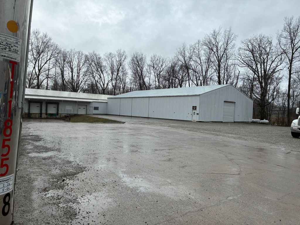 Image 1 of property listing at 721 E IL Hwy 15 Highway Bldg-C, Mt Vernon, IL 62864
