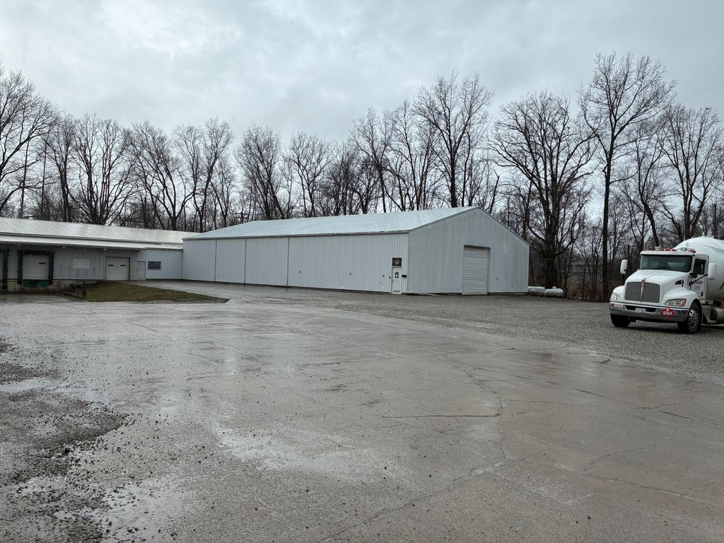 Image 2 of property listing at 721 E IL Hwy 15 Highway Bldg-C, Mt Vernon, IL 62864