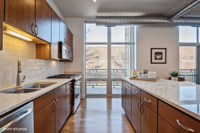 700 N LARRABEE Street 115, Chicago, IL 60654