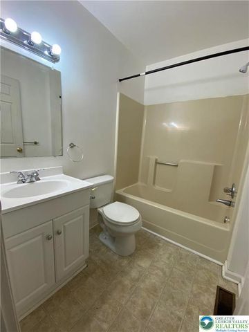 104 Freedom Court, Bethlehem Twp, PA 18020