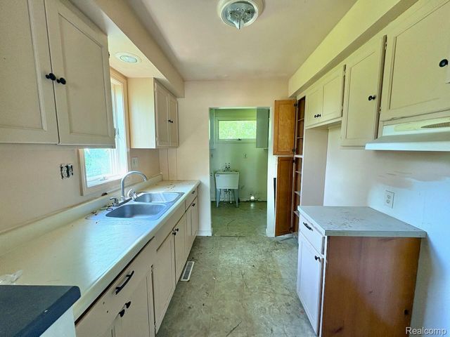 2840 Oldsmobile Avenue, Waterford Charter Township, MI 48328