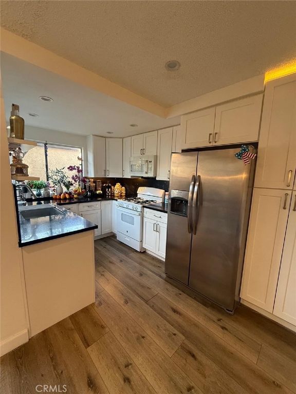 Image 6 of property listing at 20027 Community, Winnetka, CA 91306