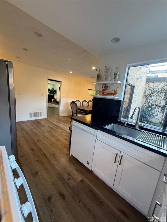 Image 8 of property listing at 20027 Community, Winnetka, CA 91306