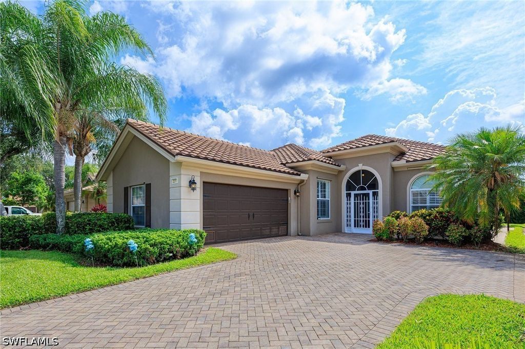 2271 Heydon CIR W, Naples, FL 34120