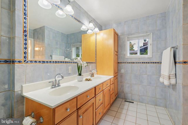 9528 STARMONT RD, Bethesda, MD 20817