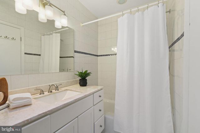9528 STARMONT RD, Bethesda, MD 20817