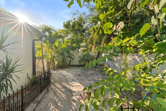 7490 LOCUST STREET NE, St Petersburg, FL 33702