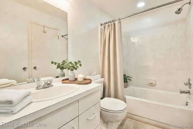 6121 Westbrooke Drive 7, West Bloomfield Charter Township, MI 48322