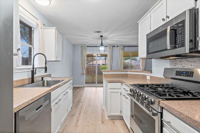 1009 Laurelleaf DR, Pflugerville, TX 78660