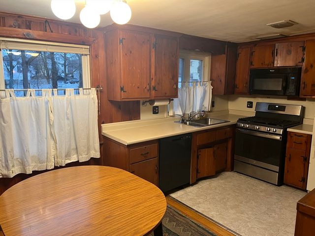 35 Felton Pl, Melrose, MA 02176