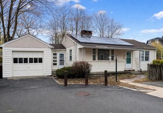 35 Felton Pl, Melrose, MA 02176