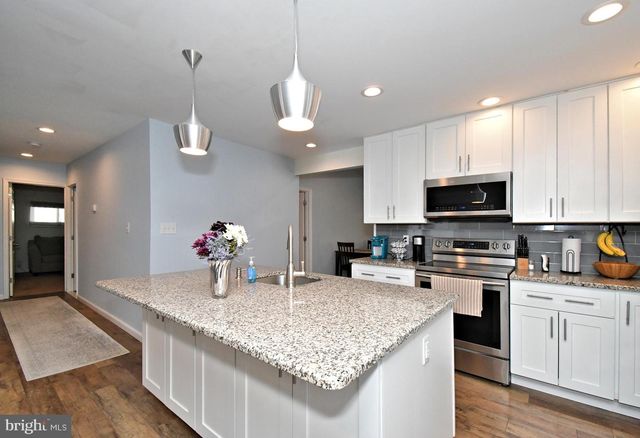 19 WALNUT LN, Levittown, PA 19054