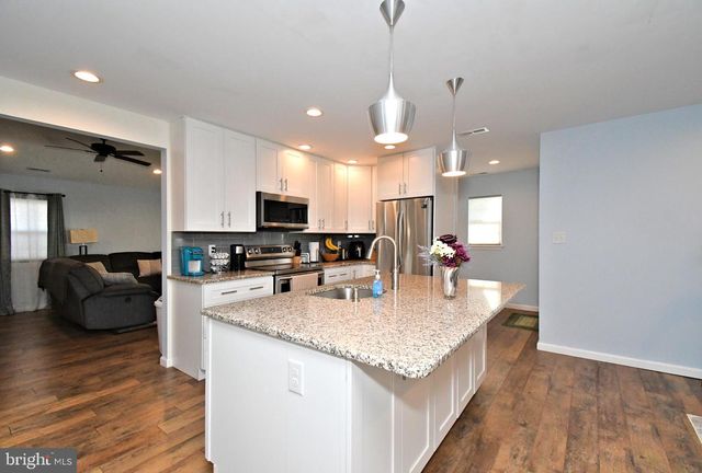 19 WALNUT LN, Levittown, PA 19054