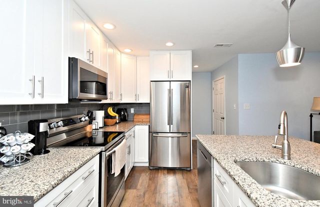 19 WALNUT LN, Levittown, PA 19054