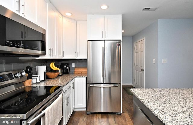 19 WALNUT LN, Levittown, PA 19054