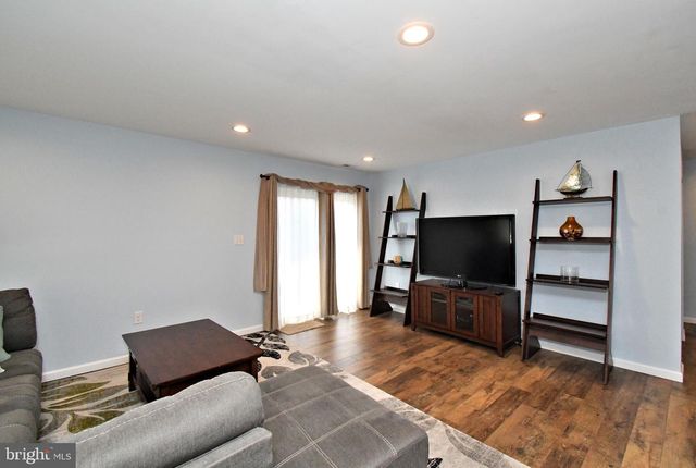 19 WALNUT LN, Levittown, PA 19054