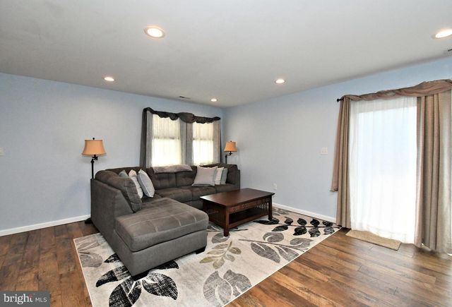 19 WALNUT LN, Levittown, PA 19054