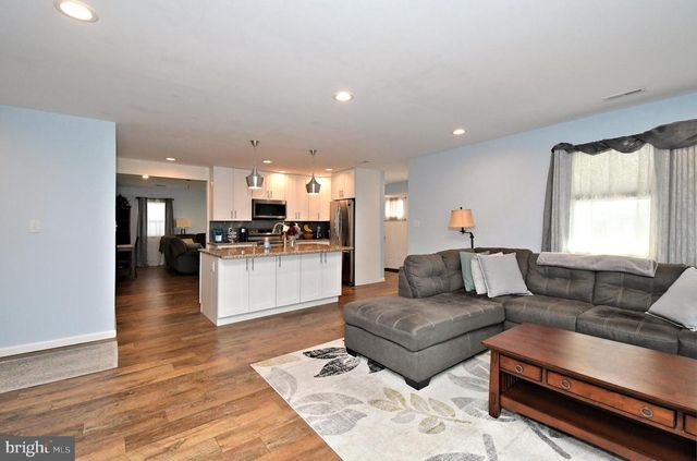 19 WALNUT LN, Levittown, PA 19054