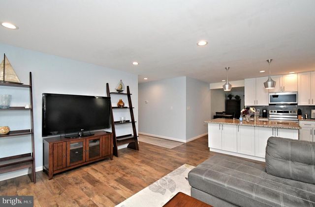 19 WALNUT LN, Levittown, PA 19054