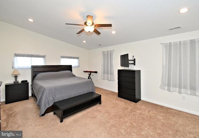 19 WALNUT LN, Levittown, PA 19054