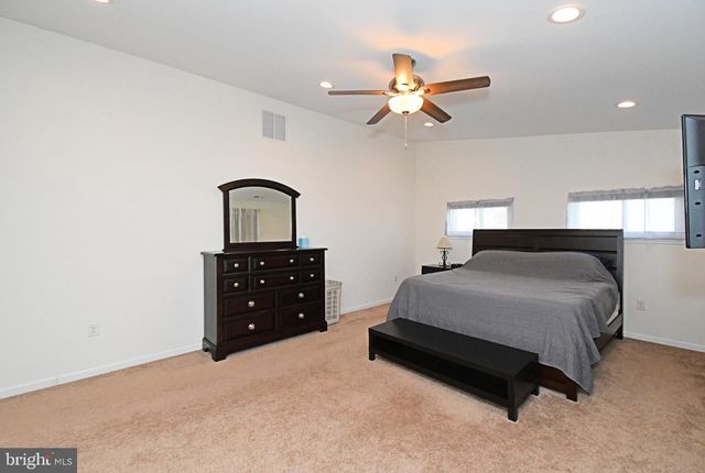 19 WALNUT LN, Levittown, PA 19054