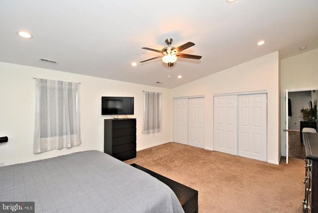 19 WALNUT LN, Levittown, PA 19054