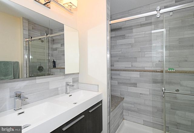 19 WALNUT LN, Levittown, PA 19054