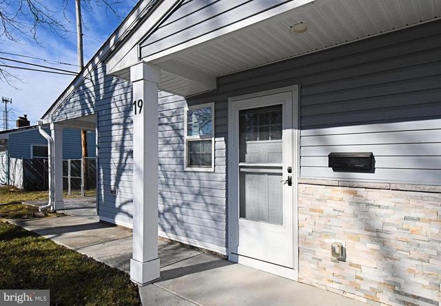 19 WALNUT LN, Levittown, PA 19054