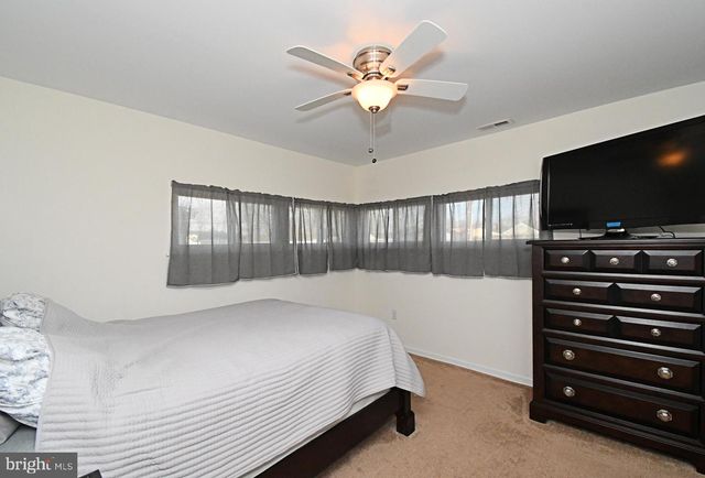 19 WALNUT LN, Levittown, PA 19054