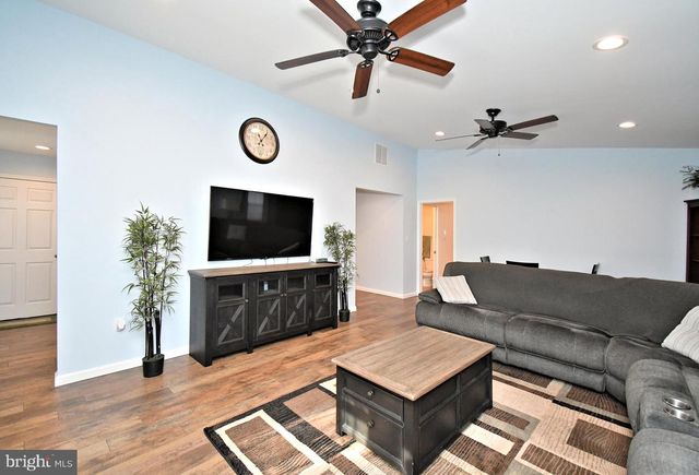 19 WALNUT LN, Levittown, PA 19054