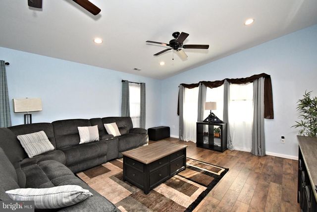 19 WALNUT LN, Levittown, PA 19054