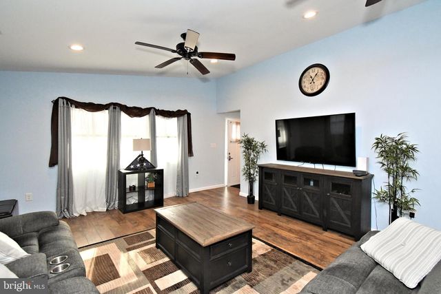 19 WALNUT LN, Levittown, PA 19054