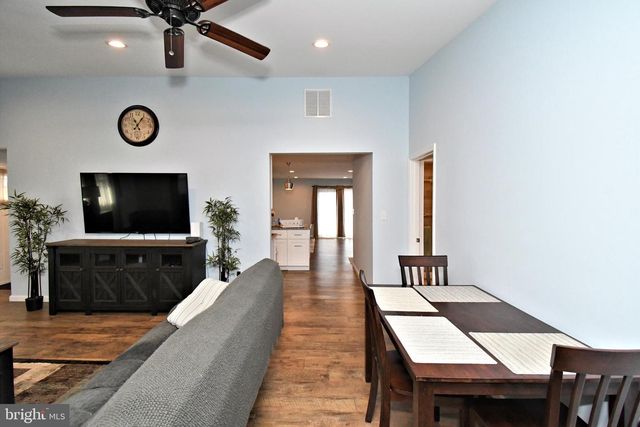 19 WALNUT LN, Levittown, PA 19054