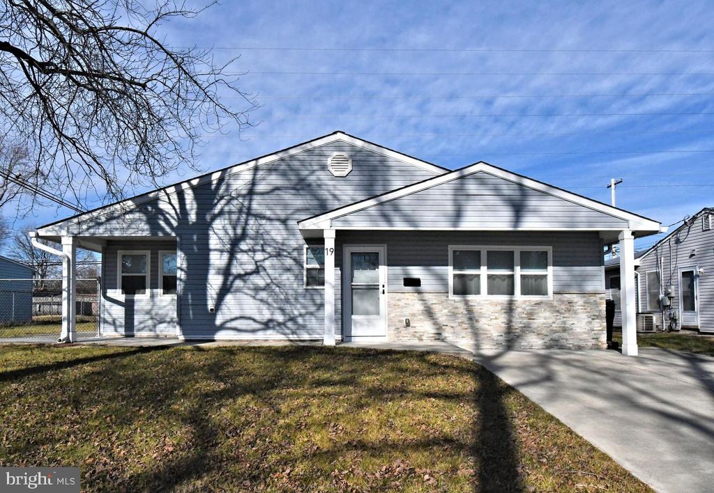 19 WALNUT LN, Levittown, PA 19054